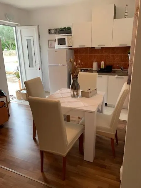 Apartmani Melani Povljana